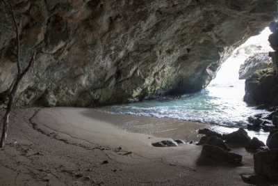 A Monopoli c'� una spiaggia segreta: � nascosta nella grotta "dei due ingressi" 